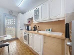 Refrigerador, microondas, placa de cocina, cafetera/tetera