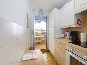 Fridge, microwave, stovetop, coffee/tea maker - Blue Toscane • T2 + terrasse, garage et Wi-Fi (Sainte-Maxime)