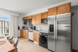 Fridge, microwave, stovetop, dishwasher