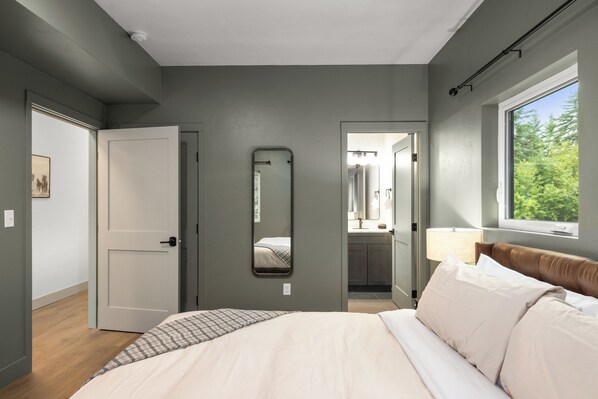 4 bedrooms, iron/ironing board, free WiFi, bed sheets