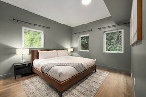 4 bedrooms, iron/ironing board, free WiFi, bed sheets