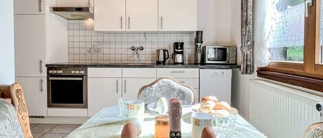 Kühlschrank, Mikrowelle, Ofen, Geschirrspüler