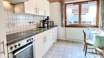 Kühlschrank, Mikrowelle, Ofen, Geschirrspüler