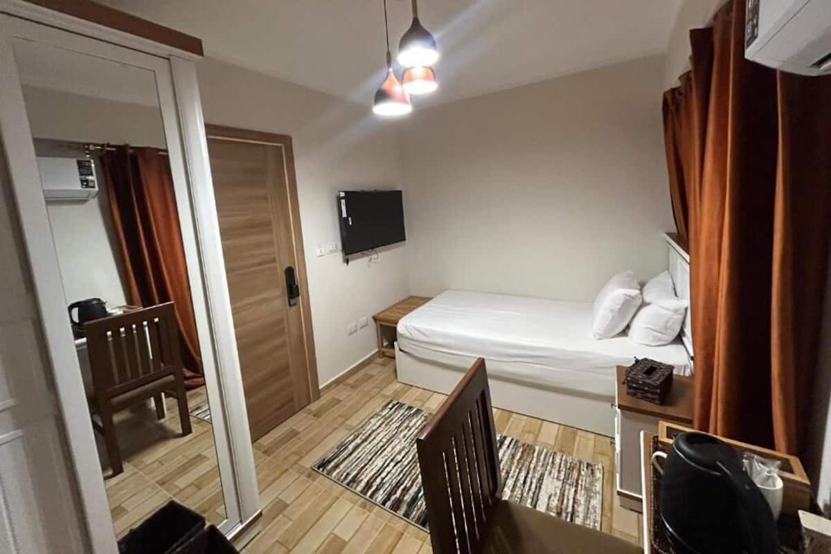 Single Room | Free WiFi