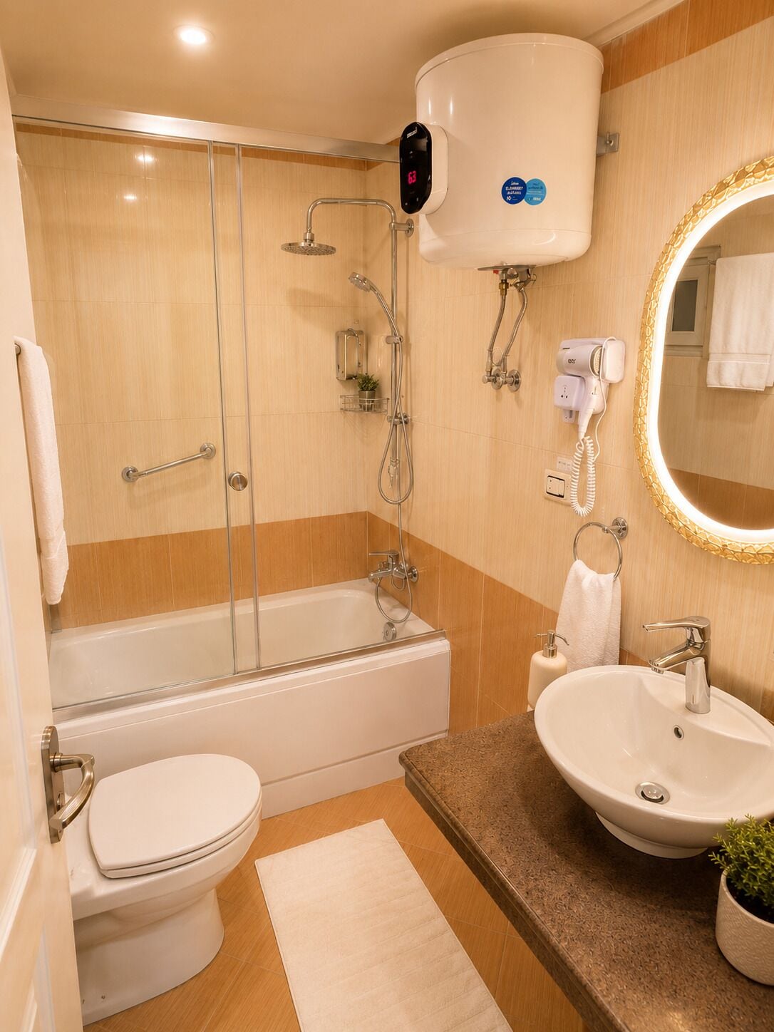 Une salle de bain moderne avec une baignoire, des toilettes et un lavabo.