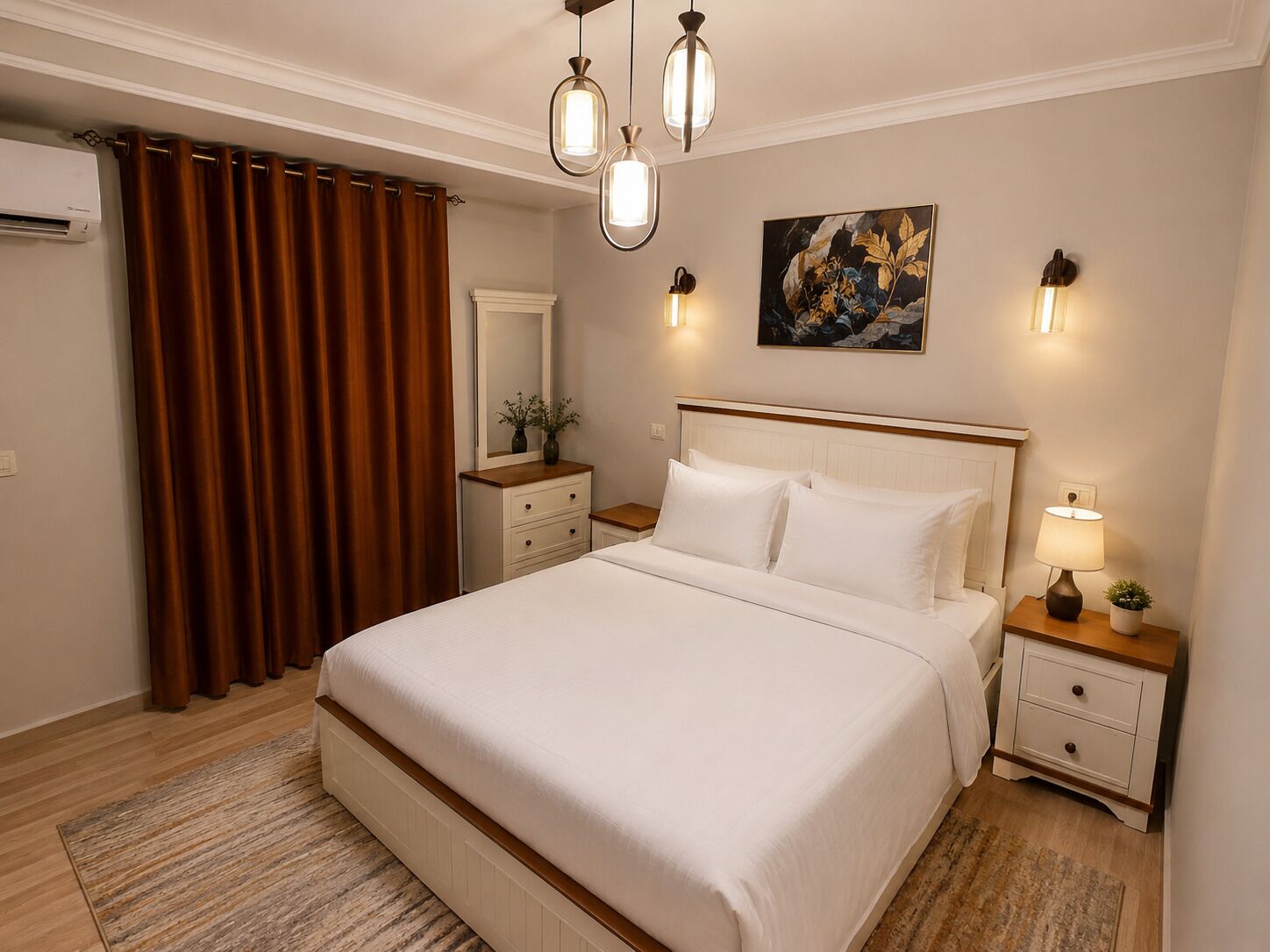 Quarto de hotel com uma cama grande, mesas de cabeceira, ar condicionado fixado na parede, um quadro e uma janela com cortinas.