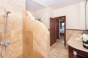 Douche, serviettes fournies