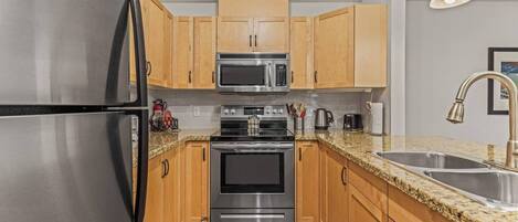 ثلاجة، ميكروويف، فرن، موقد طهي مسطح