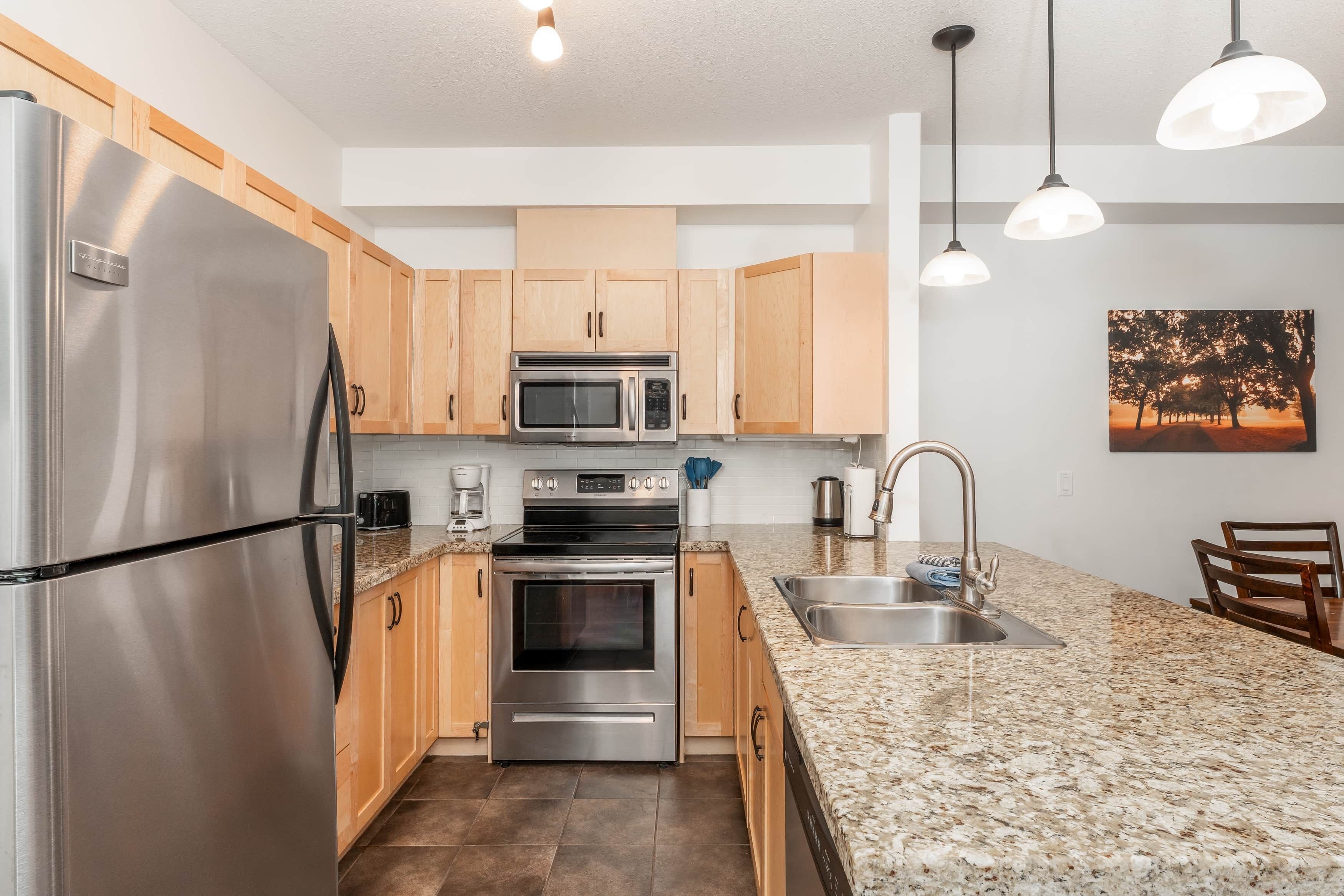 Kjøleskap, mikrobølgeovn, ovn og kokeplater