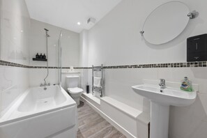 Douche, sèche-cheveux, serviettes fournies, savon