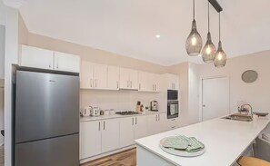 ثلاجة، ميكروويف، موقد طهي مسطح، غسالة أطباق