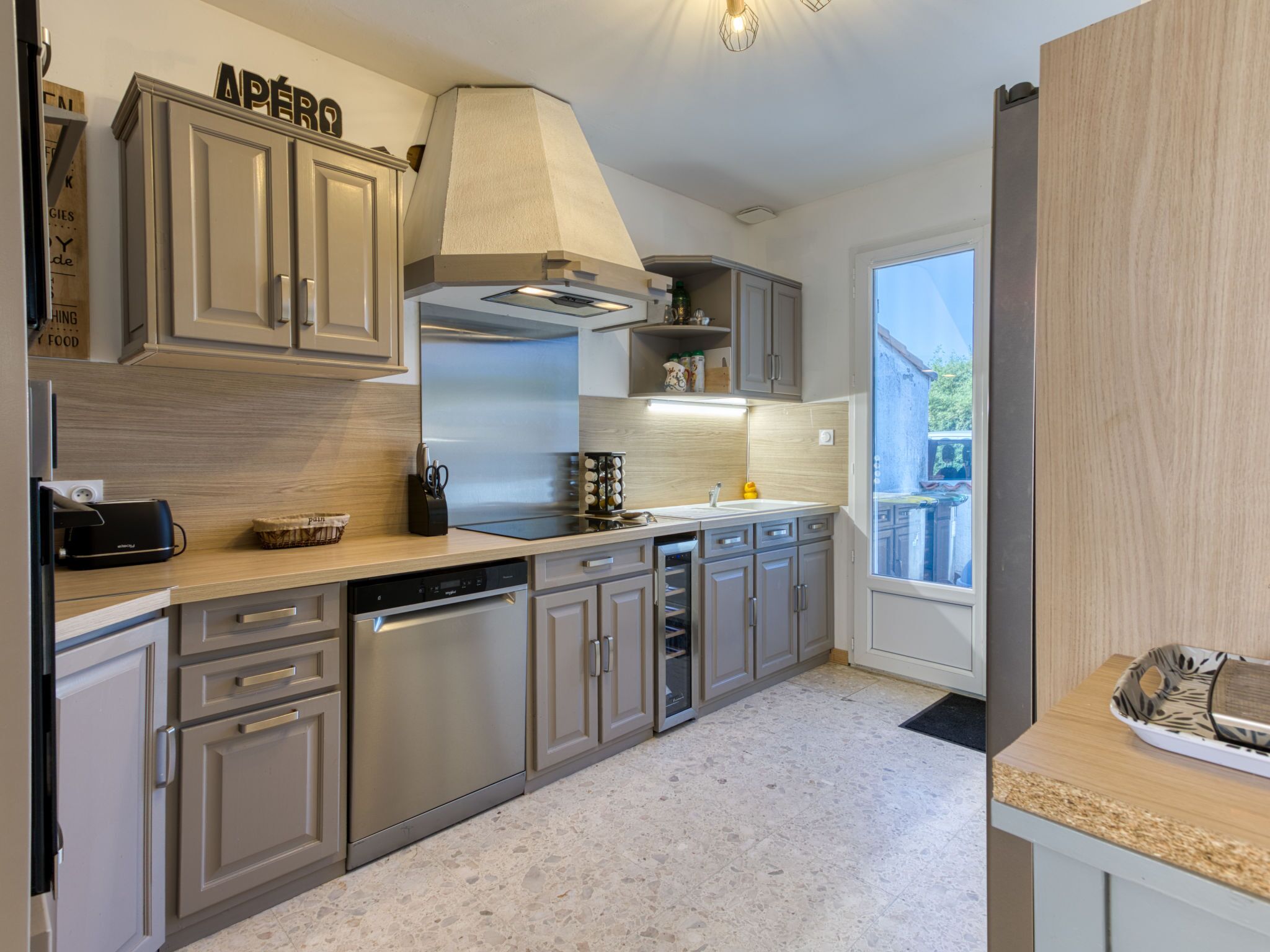 Een koelkast, een microgolfoven, een oven, een vaatwasser