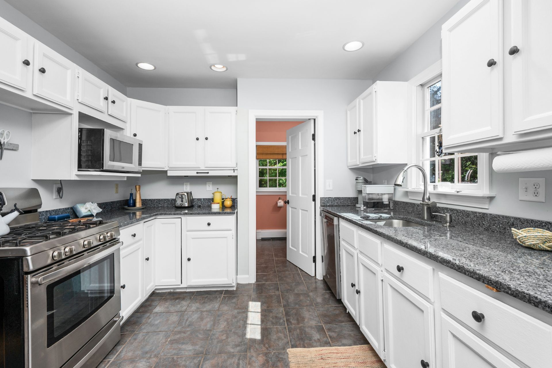 冷蔵庫  、電子レンジ、オーブン、コンロ