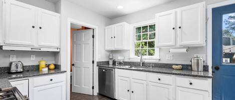 Køleskab, mikrobølgeovn, ovn, kogeplade