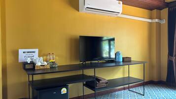 Room, 1 King Bed, Sea View | Room amenity