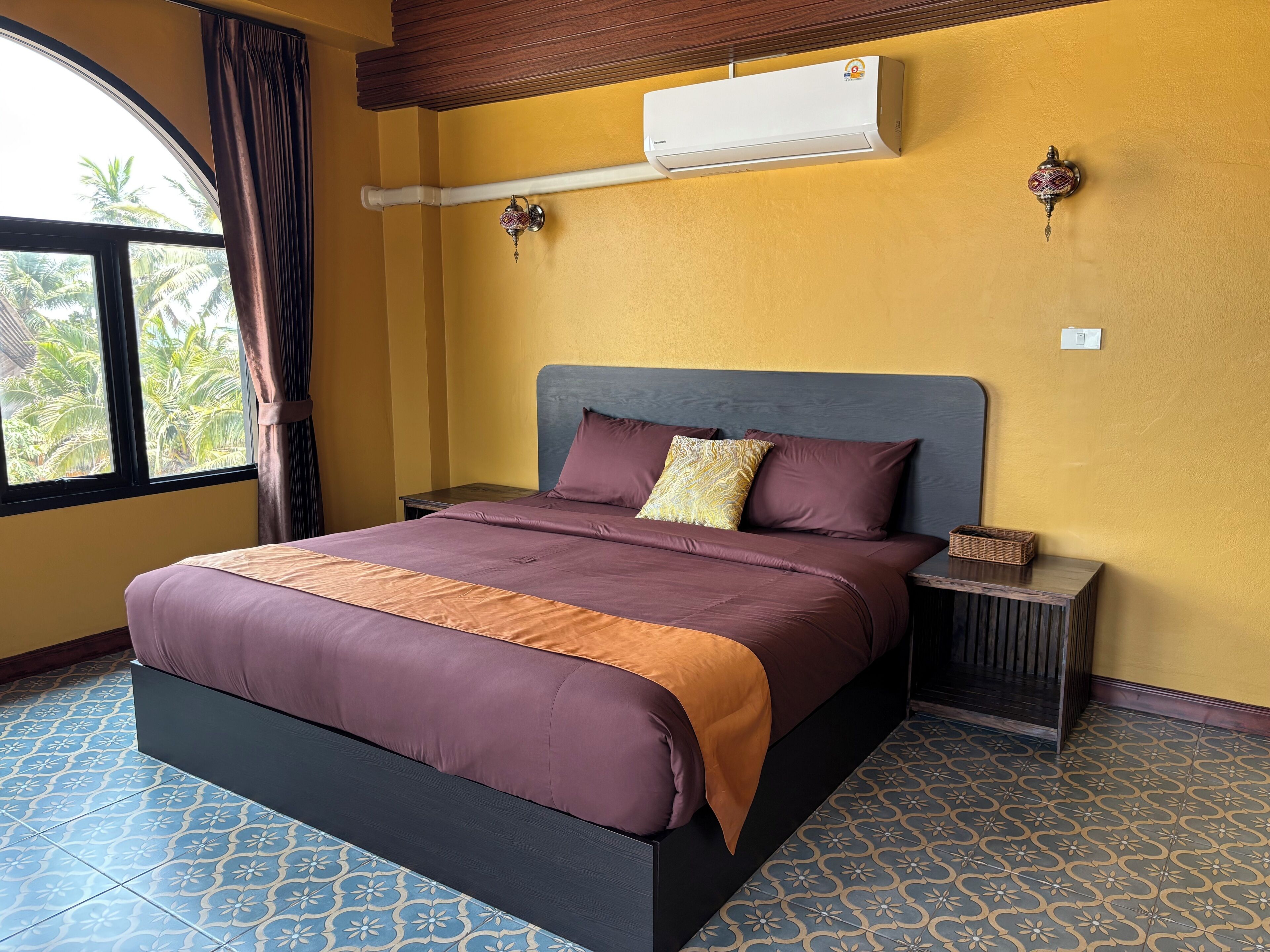 Phòng đôi Deluxe, 1 giường cỡ king, ban công, quang cảnh biển | Trang trí khác biệt, trang bị nội thất với thiết kế riêng biệt, bàn 