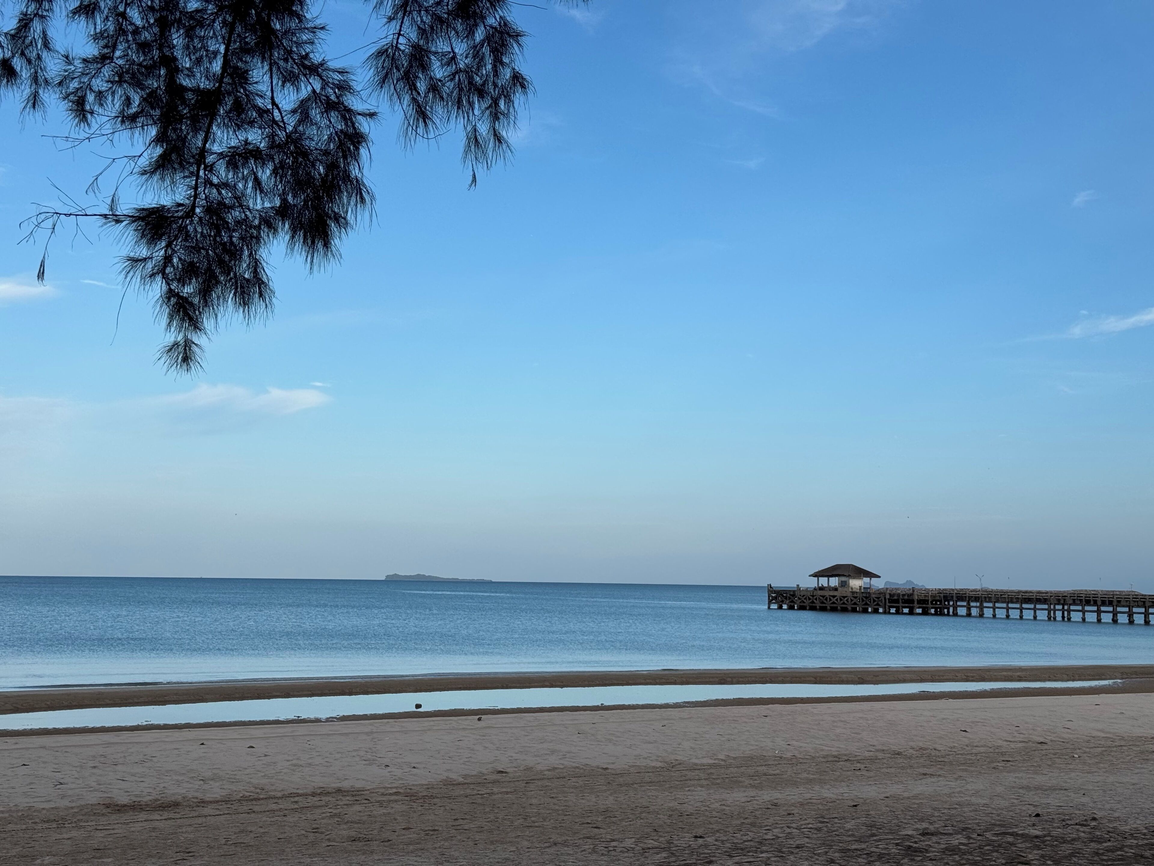 Gần bãi biển, 2 quán bar trên bãi biển 