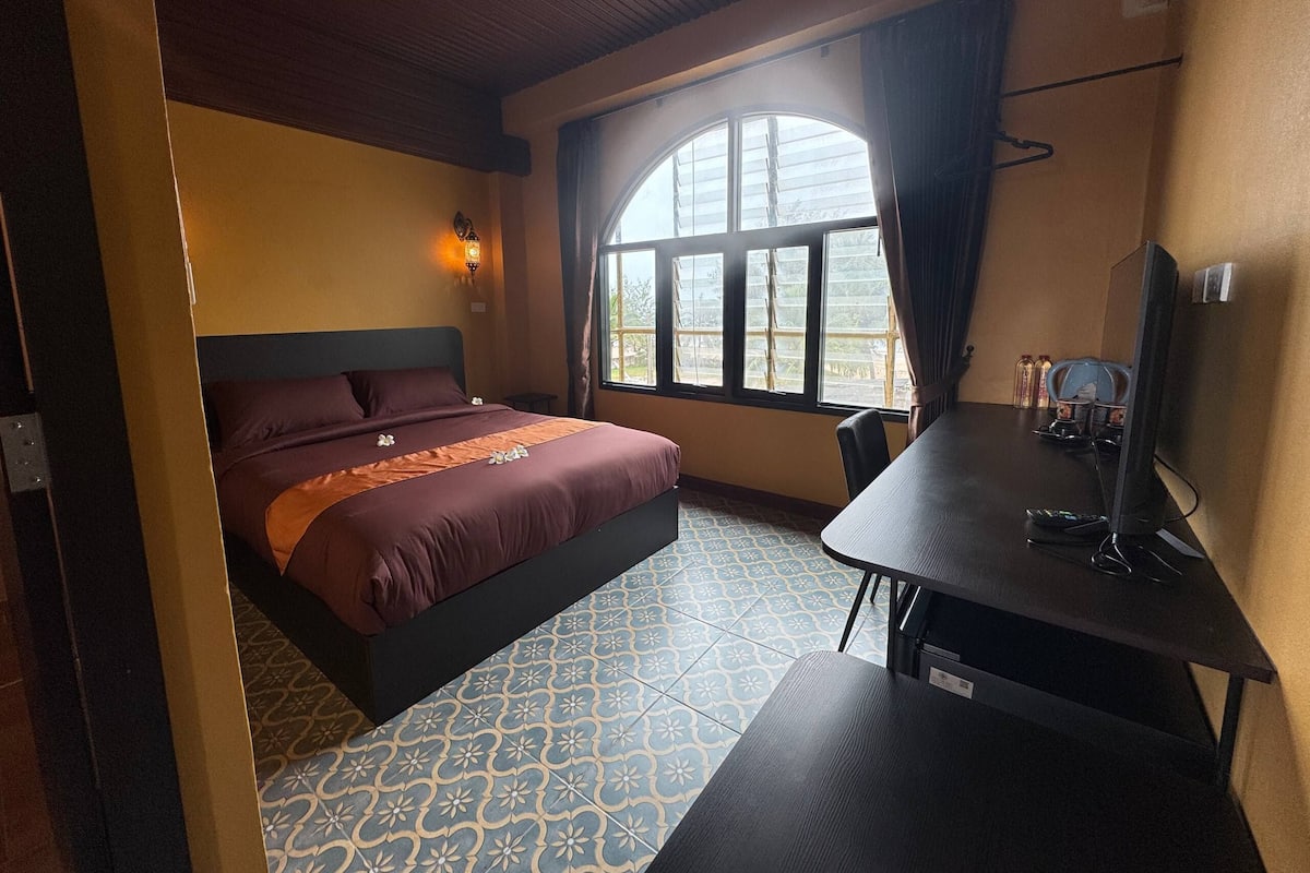 Room, 1 Queen Bed, Sea View | Individually decorated, individually furnished, desk, free WiFi