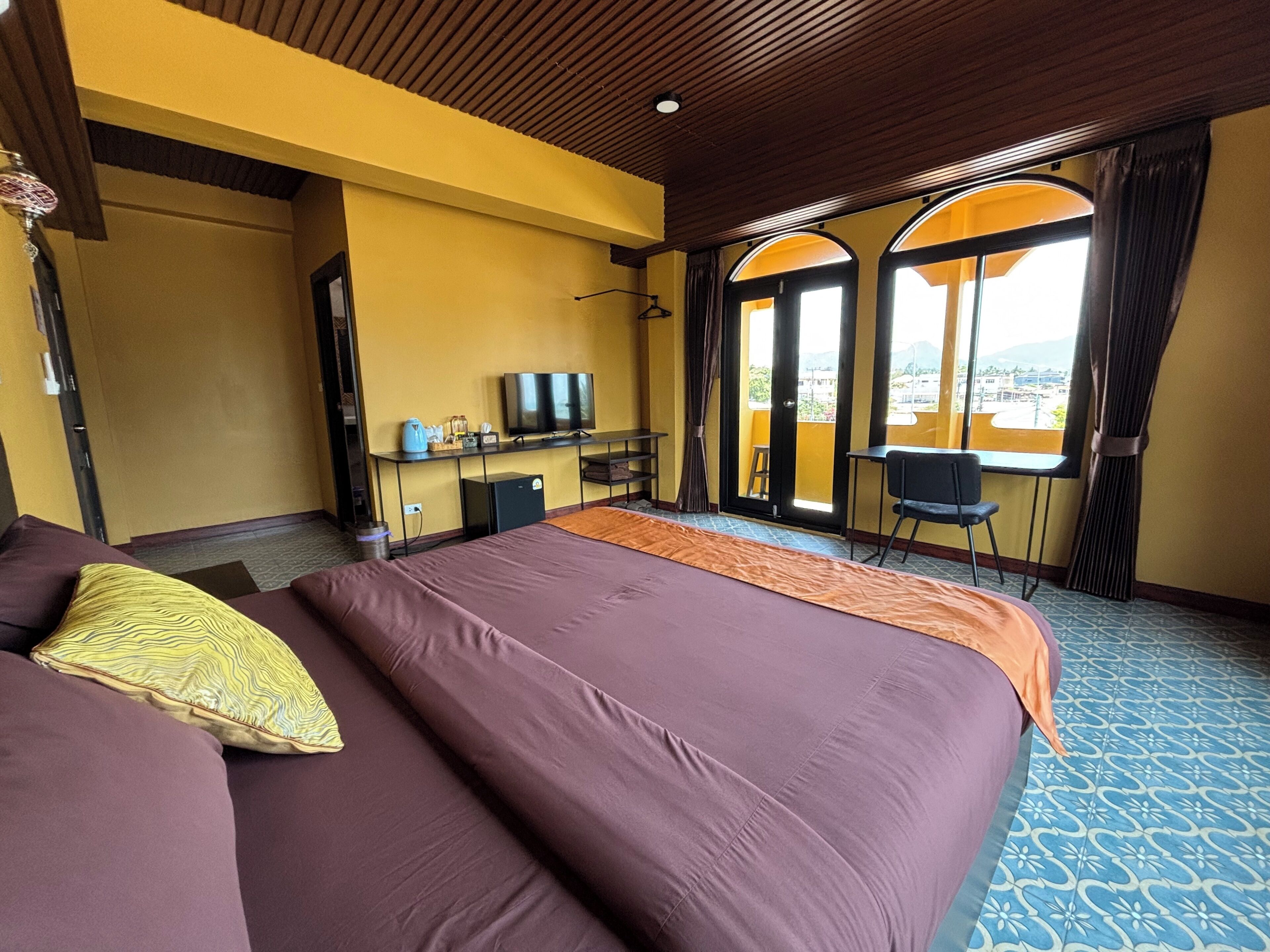 Decoración personalizada, muebles diferentes, escritorio y wifi gratis 