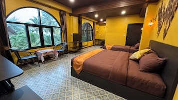 Decoración personalizada, muebles diferentes, escritorio y wifi gratis