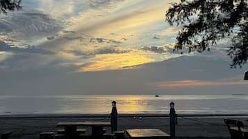 Plage à proximité, 2 bars sur la plage