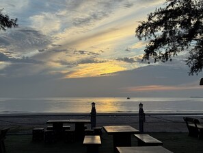 Nær stranden og 2 strandbarer