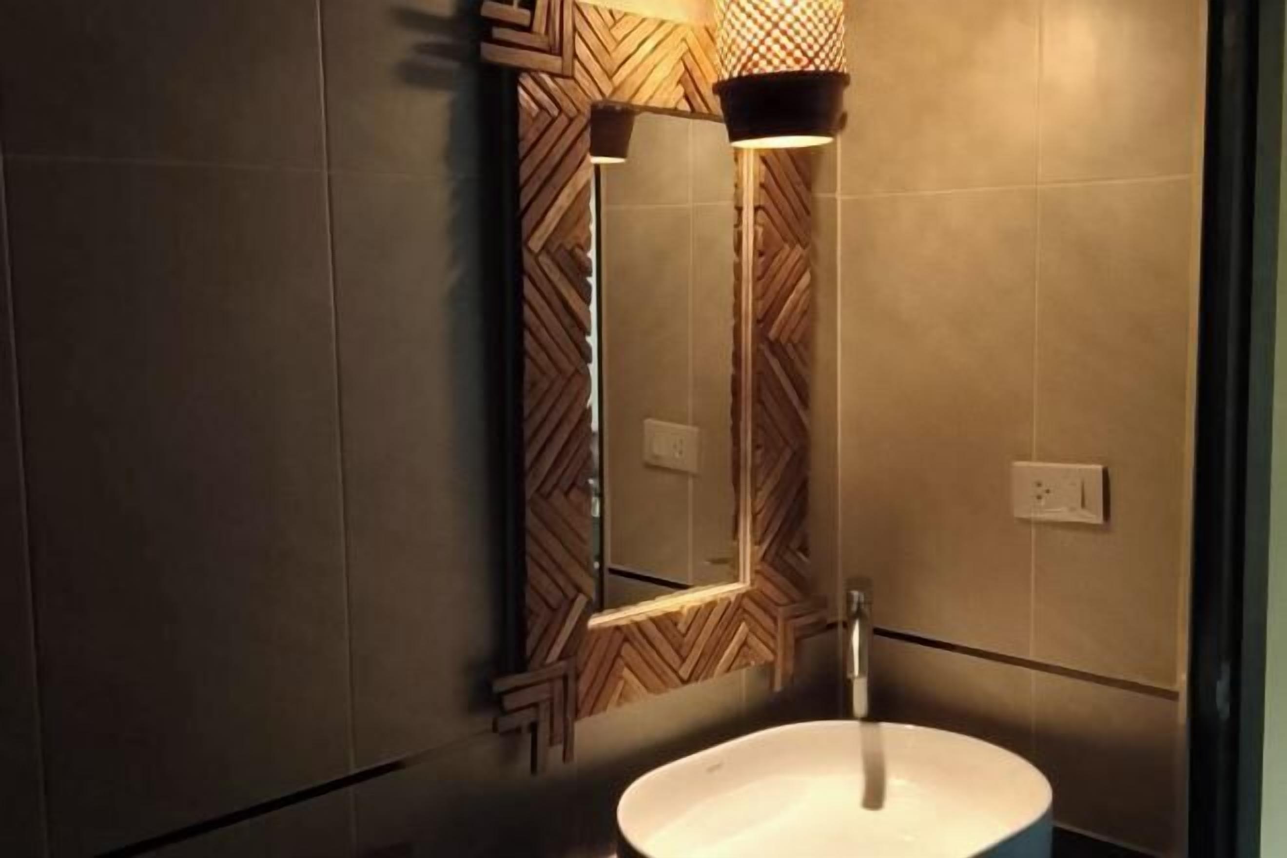 Kylpyhuone | Suihku, hiustenkuivaaja, pyyhkeet, saippua