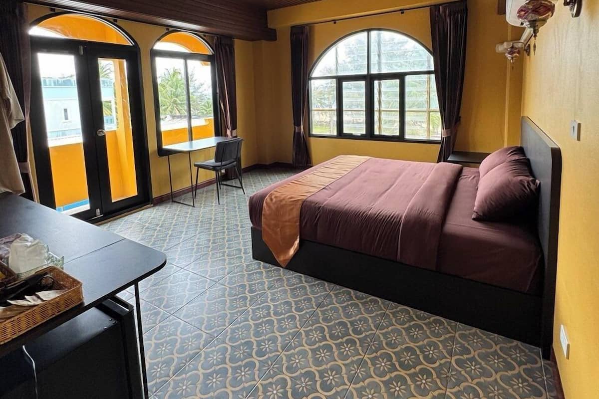 Deluxe Double Room, 1 King Bed, Balcony, Sea View | Individually decorated, individually furnished, desk, free WiFi