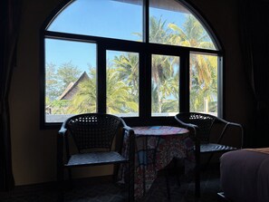 Chambre, 1 très grand lit, vue mer | Vue sur la plage/l’océan