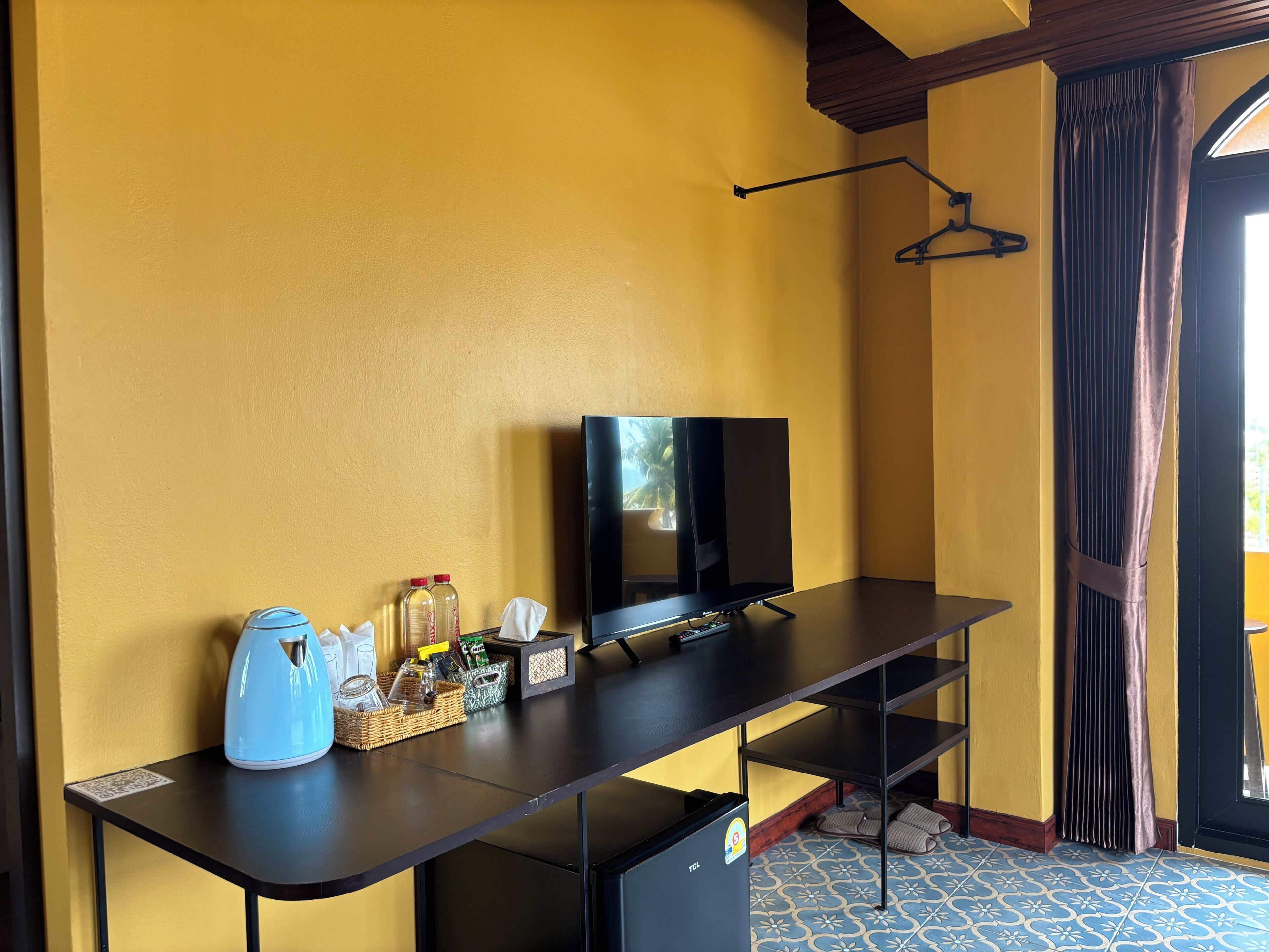 Habitació doble Deluxe, 1 llit de matrimoni gran, balcó, vistes al mar | Equipament de l'habitació
