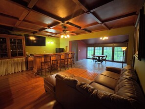 Smart TV - Private Tavern, 3 bedrooms, WiFi & AC within an 1800's Victorian (Worcester)