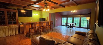 Private Tavern, 3 bedrooms, WiFi & AC within an 1800's Victorian