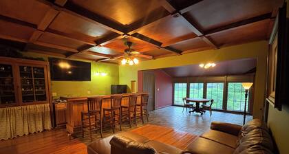 Private Tavern, 3 bedrooms, WiFi & AC within an 1800's Victorian