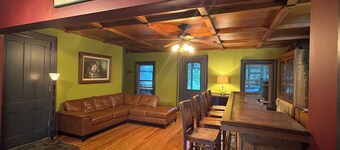 Private Tavern, 3 bedrooms, WiFi & AC within an 1800's Victorian