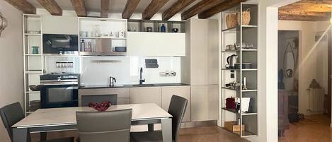 Réfrigérateur, four, lave-vaisselle, cafetière/bouilloire