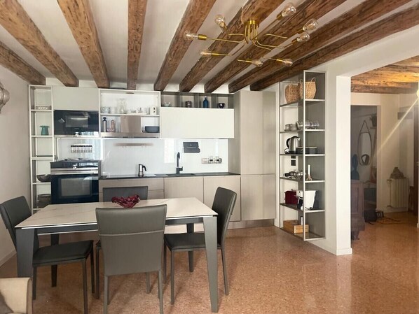 Fridge, oven, dishwasher, coffee/tea maker