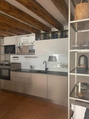 Fridge, oven, dishwasher, coffee/tea maker