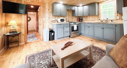 Cozy Cabin with Mountain Views, Creek, Fire Pit, AC/WiFi