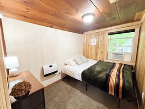 Travel crib, WiFi, bed sheets