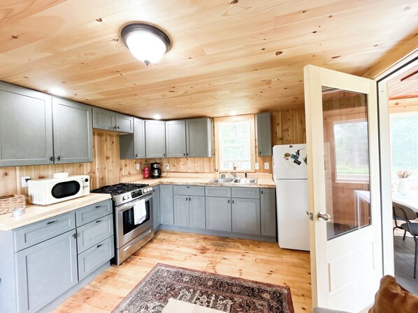 冷蔵庫、電子レンジ、オーブン、コンロ