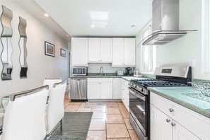 Køleskab, mikrobølgeovn, ovn, kogeplade