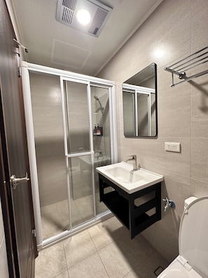 Standaard tweepersoonskamer, uitzicht op bergen | Badkamer | Een douche, een haardroger, handdoeken, shampoo
