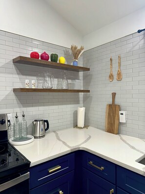 Réfrigérateur, micro-ondes, plaque de cuisson, cafetière/bouilloire