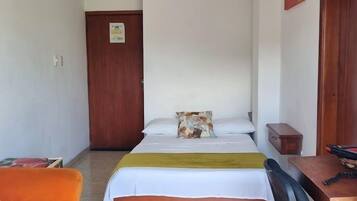 Kahden hengen comfort-huone yhdelle, parveke, näköala puistoon | Kannettavalle tietokoneelle sopiva työtila, ilmainen Wi-Fi