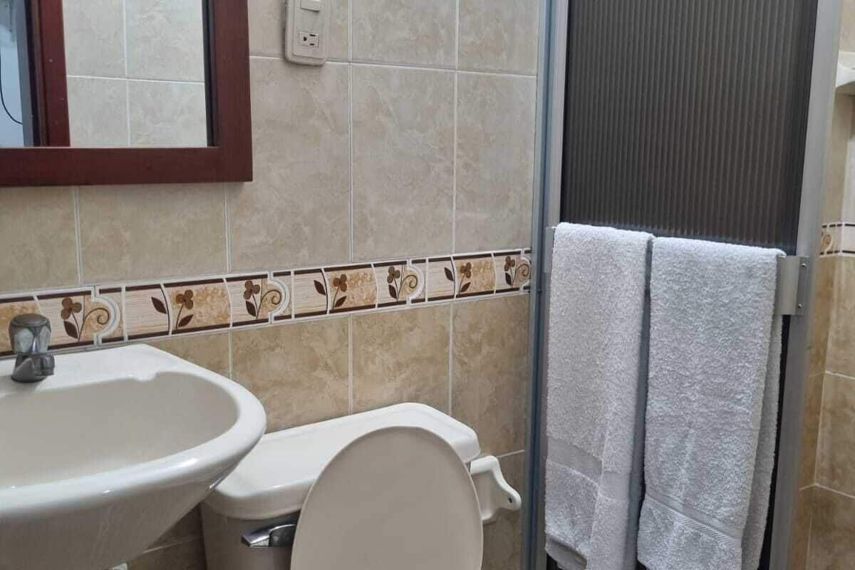 Standaard tweepersoonskamer | Badkamer | Een douche, handdoeken, zeep, toiletpapier