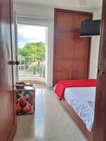 Espacio para trabajar con laptop y wifi gratis 