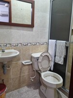 Ducha, toallas, jabón, papel higiénico