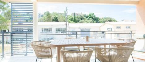 屋外ダイニングエリア