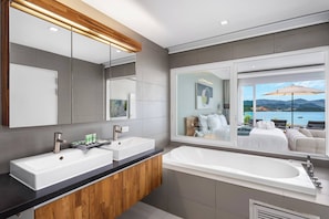 Apartment, 3 Bedrooms, Accessible, Smoking | Bathroom