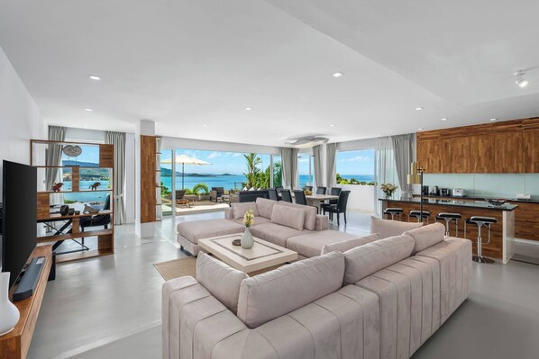 Apartment, 3 Bedrooms, Accessible, Smoking | Living room